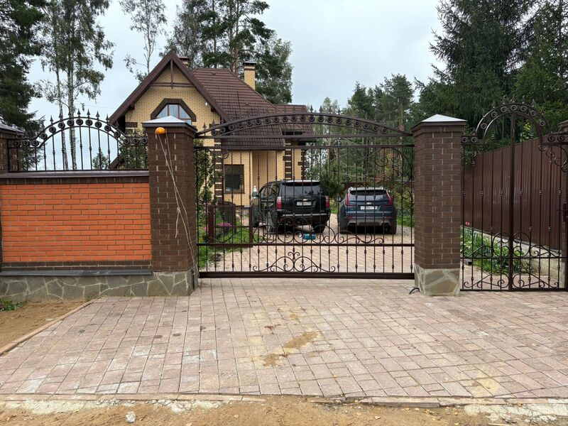 Классические кованые перила с S-образными завитками